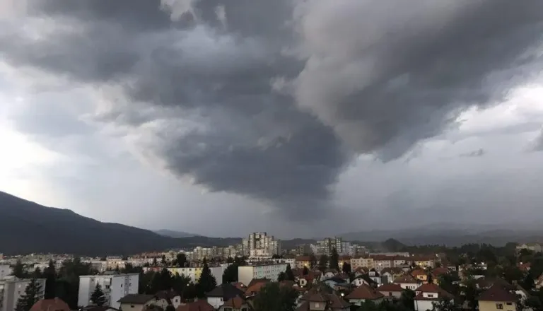 V nedeljo preobrat: Sonce in vročino bodo prekinile nevihte ter krajevna neurja