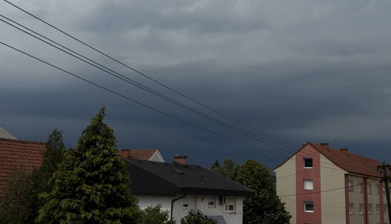 Podravje obarvano vijolično: Velika verjetnost toče, možna tudi krajevna neurja