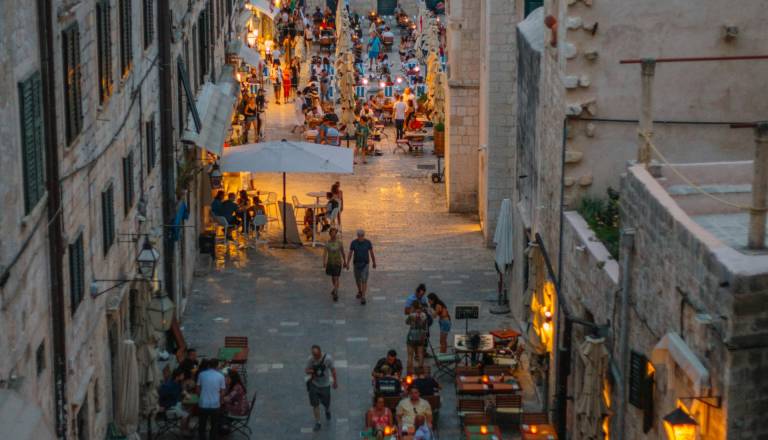 Turistov je več, a na Hrvaškem pred vrhuncem sezone prižigajo rumeni alarm