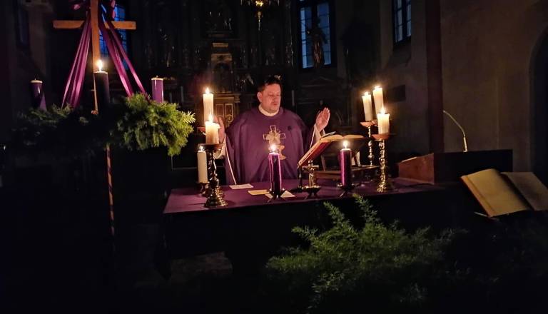 Znano, kdaj bo pogreb mladega duhovnika po nepričakovanem slovesu 
