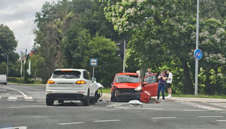 V križišču v Rakičanu trčila avtomobila, promet oviran