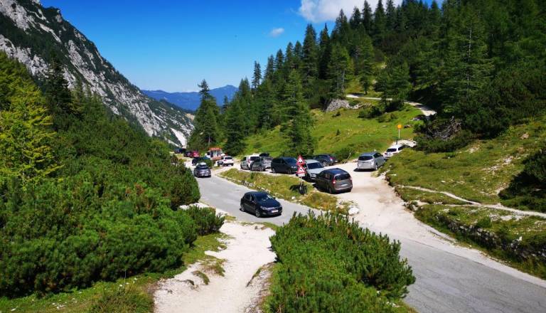 Gneča, neupoštevanje pravil in zapornice: Kaj se dogaja na Vršiču?