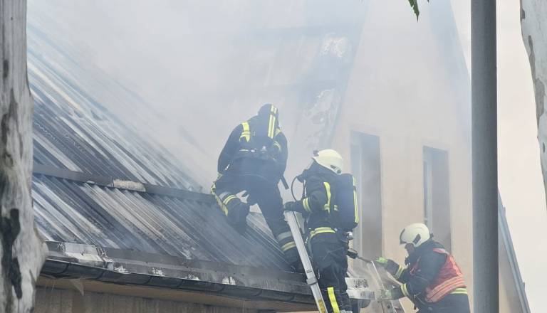 FOTO in VIDEO: Požar na Ptuju: Na Ormoški cesti zagorela stavba, aktivirani vsi ptujski gasilci