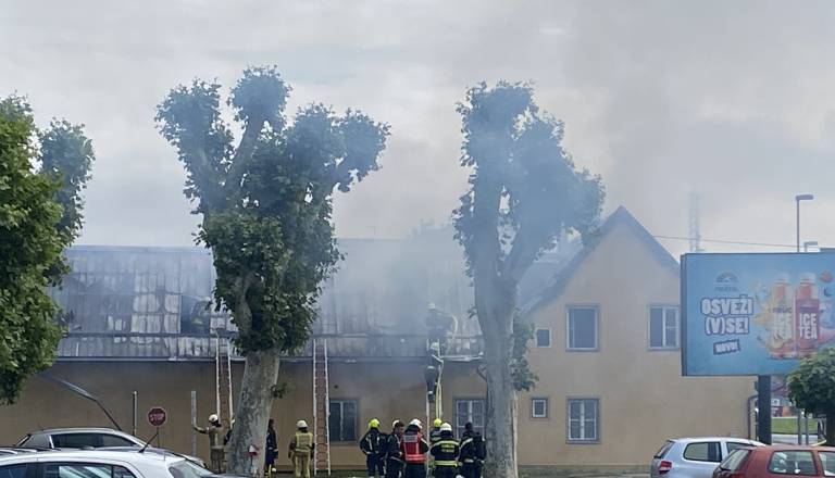 FOTO in VIDEO: Obsežen požar: Ogenj zajel celotno stavbo, nad območjem se vije gost dim