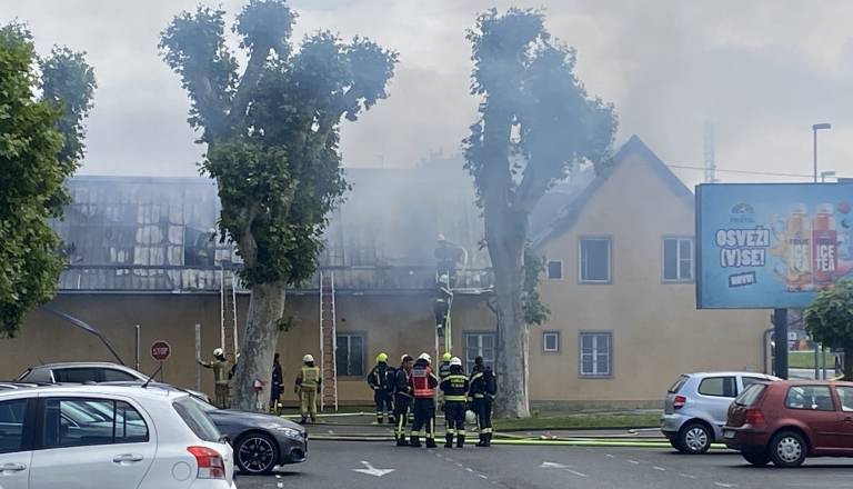 FOTO in VIDEO: Obsežen požar: Ogenj zajel celotno stavbo, nad območjem se vije gost dim