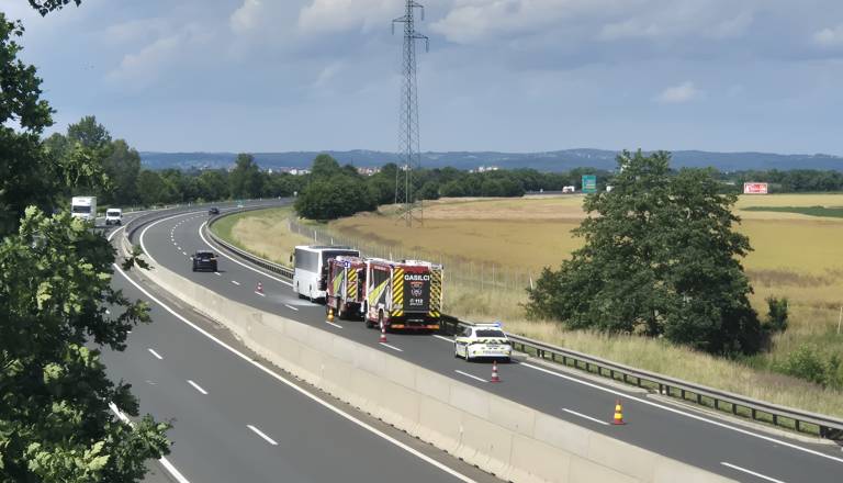 FOTO in VIDEO: Na pomurski avtocesti zagorel avtobus, en pas zaprt