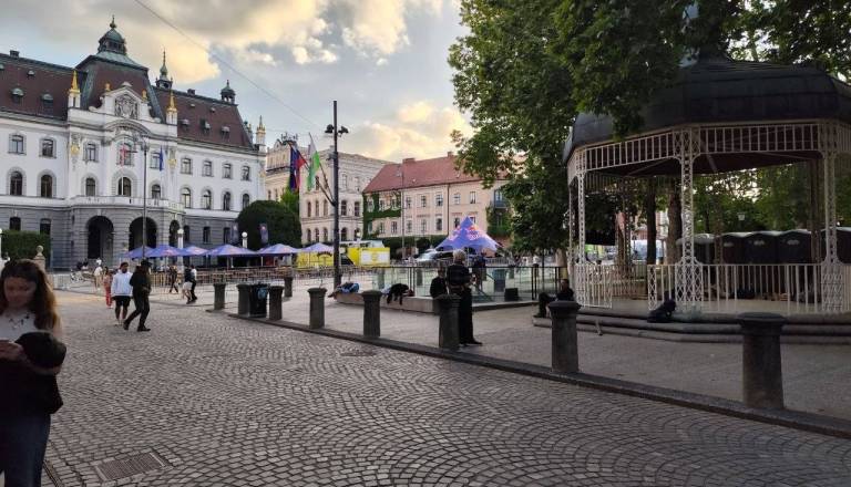 »Imajo ležišča in urinirajo ob platanah«: Kaj na pritožbe zaradi brezdomcev na Kongresnem trgu odgovarja Janković?