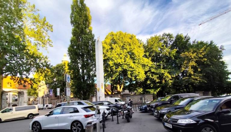 FOTO: Kaj se dogaja ob Križankah? Eden najlepših ljubljanskih trgov je poln avtomobilov
