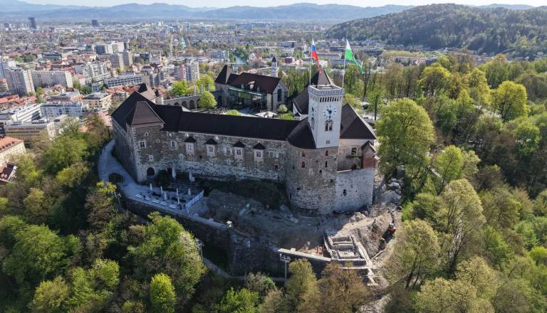 FOTO: Na Ljubljanskem gradu odkrili izgubljena srednjeveška vrata, ki so raziskovalce begala desetletja