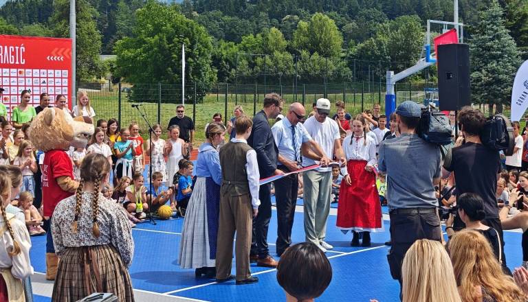 Goran Dragić osebno prišel v Naklo in kraju poklonil nekaj posebnega