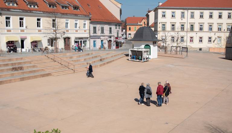 Glavni trg na Ptuju bo zasijal v oranžni barvi. Zakaj?