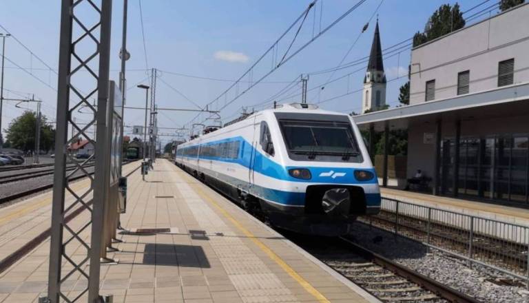 Potnike na železnicah čakajo višje cene in nova pravila