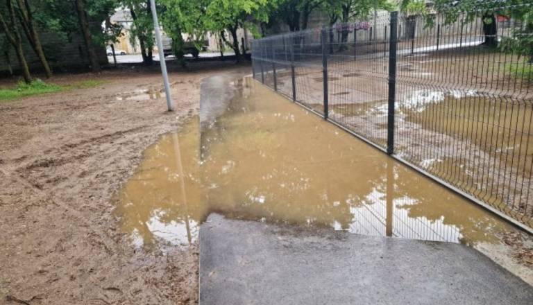FOTO: Novi športni park pod vodo – Janković krivi vreme, ljudje: »Tega prej ni bilo«