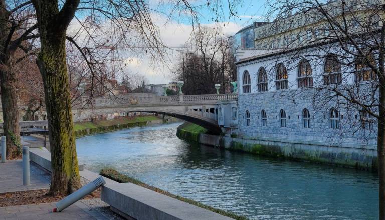 Iz Ljubljanice potegnili preminulo osebo