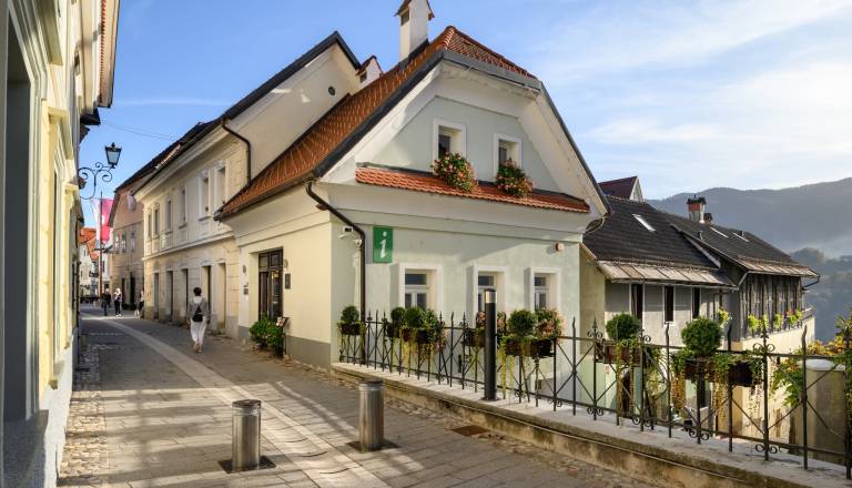 Radovljica potrdila nove naložbe in strožje kazni: kaj vse se spreminja v občini?