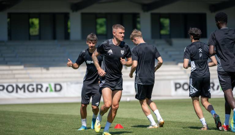 Bobičanec po poškodbi kolena nazaj na zelenici