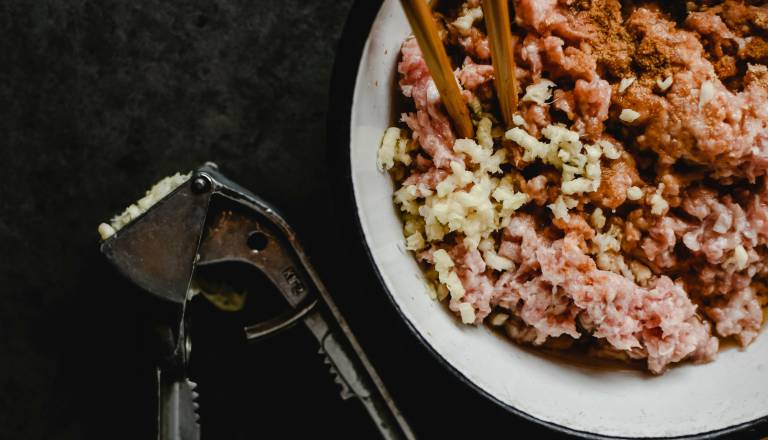Ste kupili to živilo? Iz prodaje so ga umaknili zaradi prisotnosti salmonele