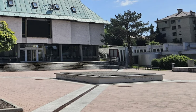 Smrad, okvare in zamašene šobe: Kaj se dogaja s fontano pred Kulturnim domom?