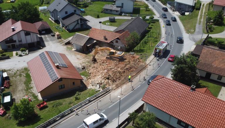 V Spuhlji se je začelo rušenje objektov ob državni cesti, prve spremembe že vidne