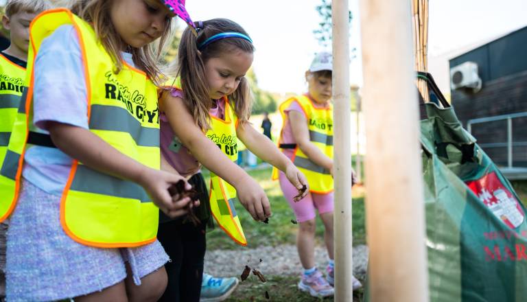 Ko spomini poženejo korenine: Otroci mariborskega vrtca zasadili drevesi njihove generacije