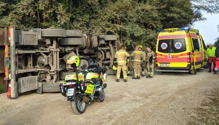Huda nesreča na Gorenjskem: Voznik tovornjaka med vzvratno vožnjo trčil v peško, test pokazal prisotnost kokaina