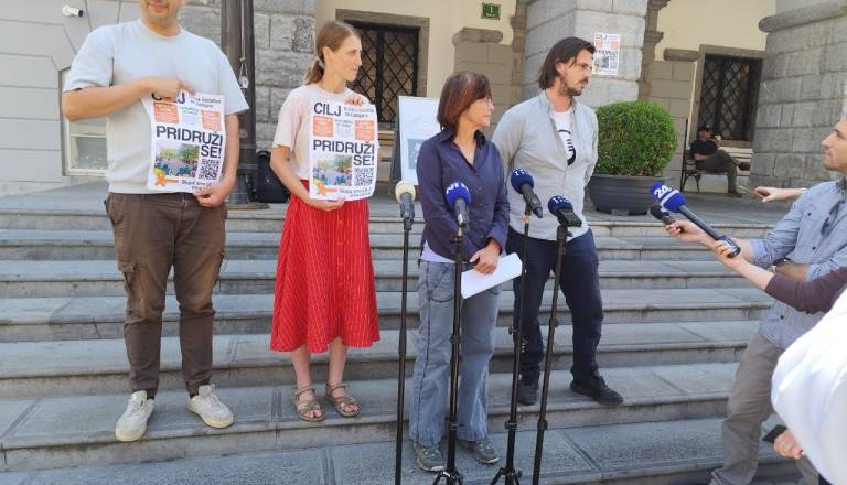 FOTO in VIDEO: Civilna iniciativa: »Referendum 12. julija bo, MOL pa naj pojasni umik odloka in sporne postopke«