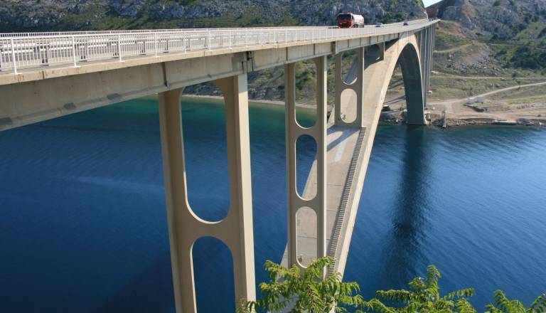 Nove podrobnosti s Krka: Pri Njivicah v čelnem trčenju umrl voznik, Slovenca poškodovana