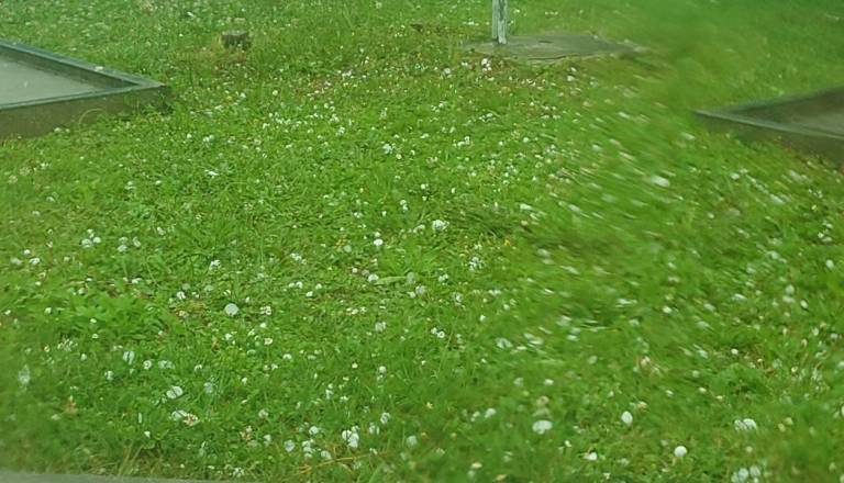 FOTO in VIDEO: Toča udarila med Brnikom in Kranjem, tla so v hipu pobelila
