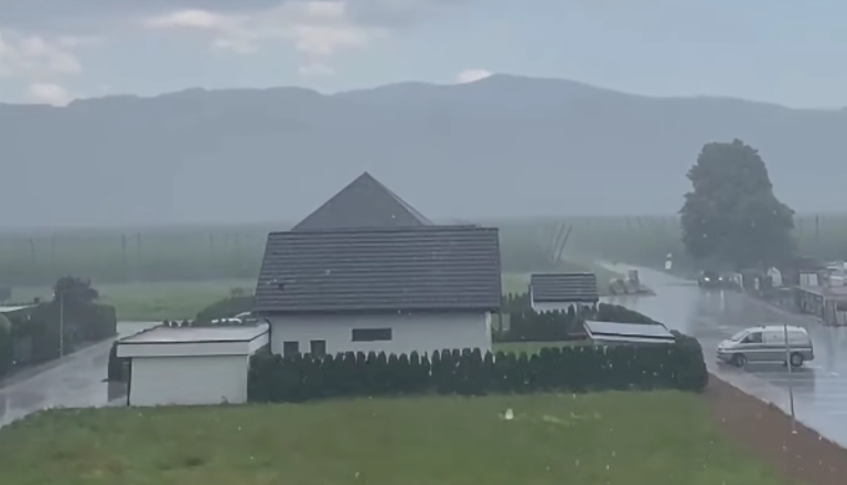 VIDEO: Radlje ob Dravi zajela toča, ledena zrna pobelila okolico