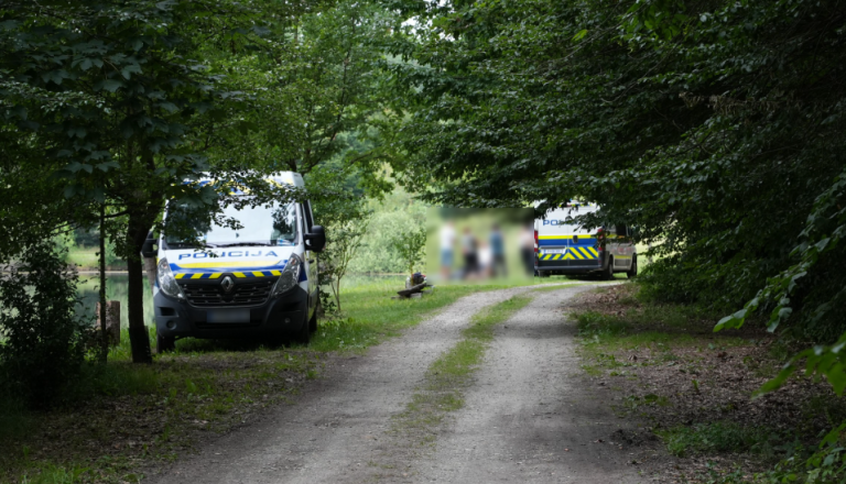 FOTO: Tragedija v Pomurju: 50-letnik med ribolovom odšel plavat, nato izginil pod gladino
