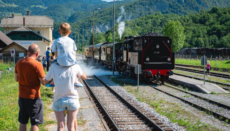 FOTO in VIDEO: Po Bohinjski progi znova zapeljal muzejski vlak, obeležili 120 let ene najlepših prog