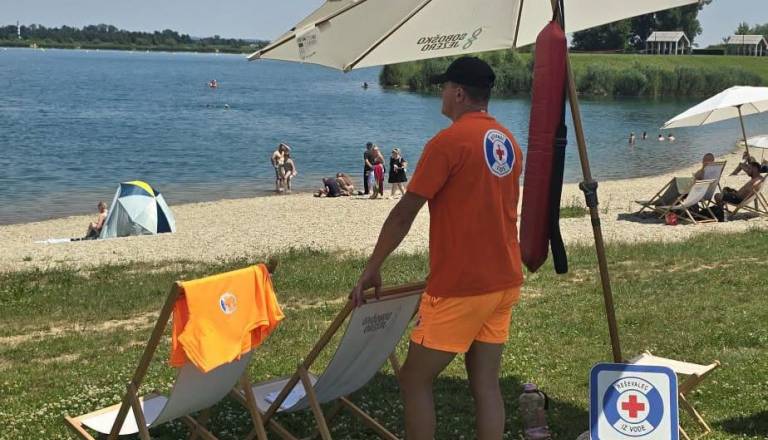 Na Soboškem jezeru od danes za varnost kopalcev skrbi reševalec iz vode