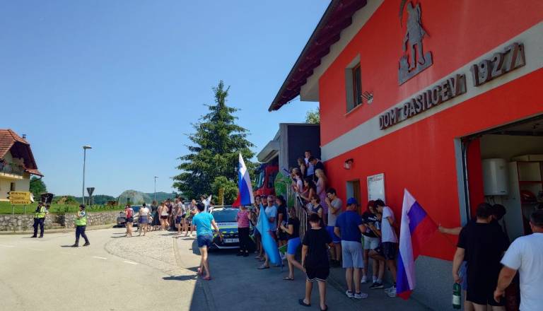 FOTO in VIDEO: Kolesarji letijo proti zaključku, bučna dolenjska podpora za Jakoba Omrzela