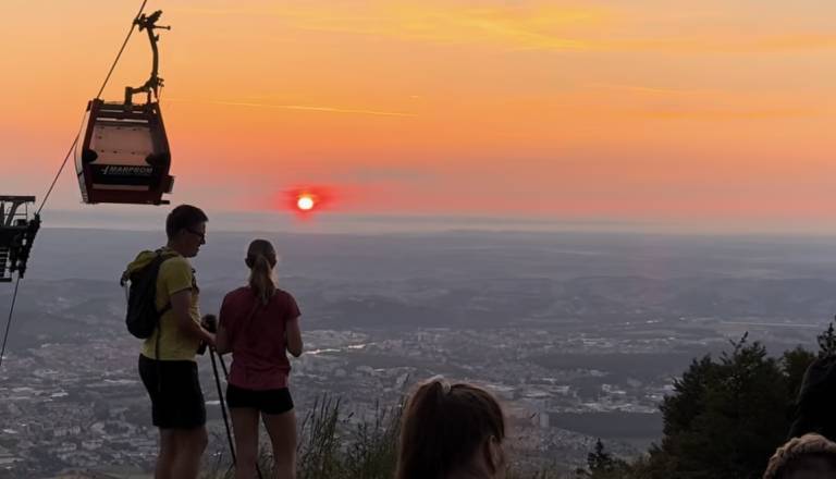 VIDEO: Tisoči pohodnikov na Pohorju pozdravili najdaljši dan v letu