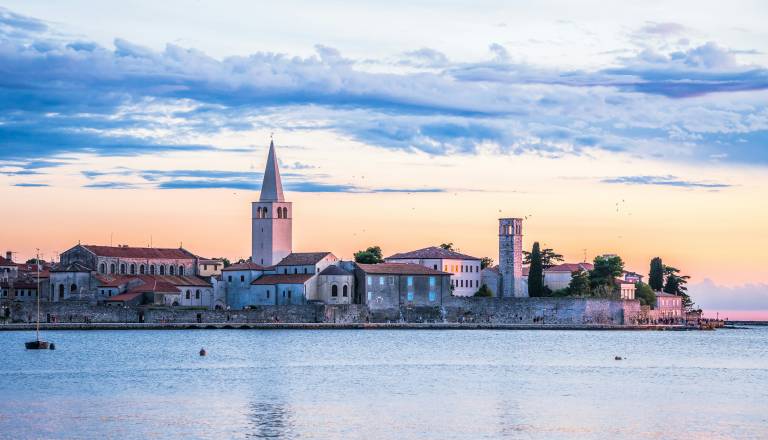 Sredi noči ob hrvaški obali napadli Slovenca