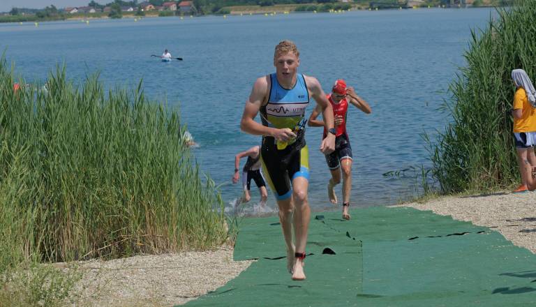 FOTO in VIDEO: Triatlonci merijo moči na in ob Soboškem jezeru