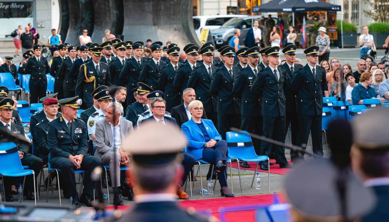FOTO in VIDEO: Slovenska vojska bogatejša za 37 novih poročnikov