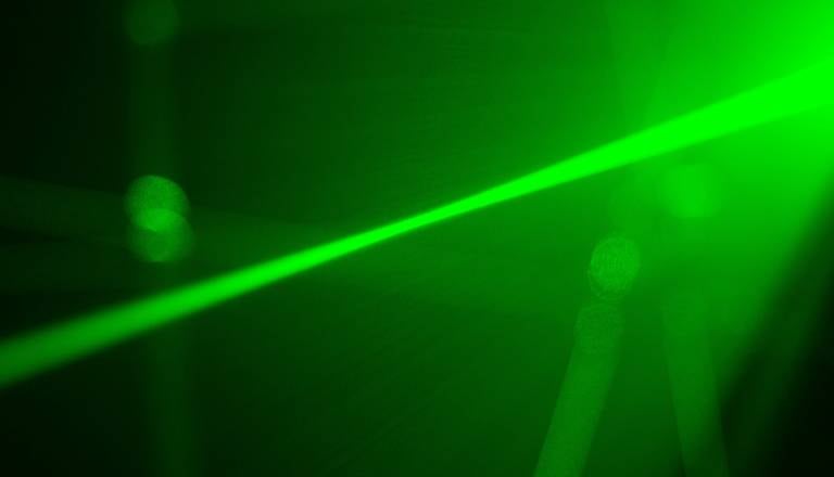 Nevaren incident: Z močnim laserjem večkrat osvetlil vojaški helikopter na nujni vožnji 