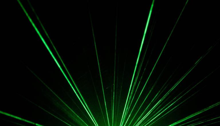 Nevarno početje na Štajerskem: Neznanec z laserjem osvetljeval vojaški helikopter, ki je prevažal pacienta