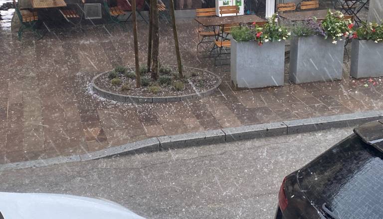 FOTO in VIDEO: Napovedi so se uresničile, na Ptuju nevihta s točo