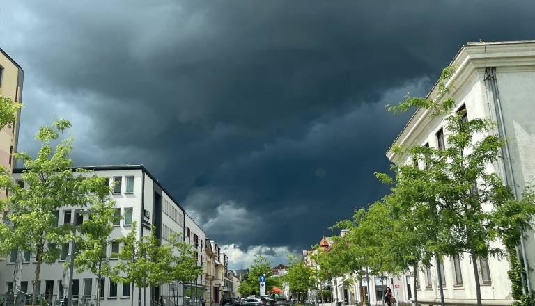 Nevihte znova zajele Pomurje, zaradi velike verjetnosti toče prižgali vijolični alarm