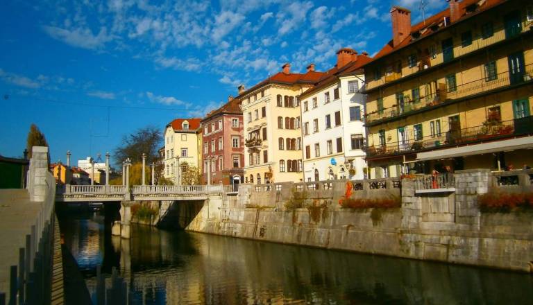 Danes temperature do 36 stopinj, izdano oranžno opozorilo