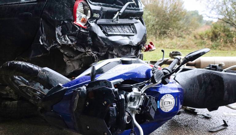 Čelno trčila avtomobil in moped, mladoletnik v bolnišnici