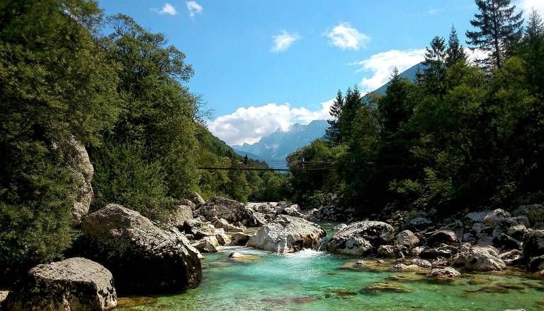 Močan tok reke odnesel ribiča, iz vode ga je še pravočasno potegnil mimoidoči