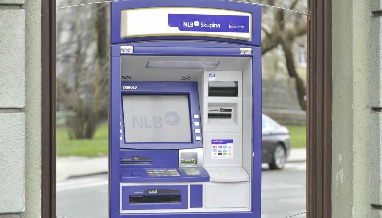 Poškodovan bankomat bo znova nameščen, kdaj bo začel delovati?
