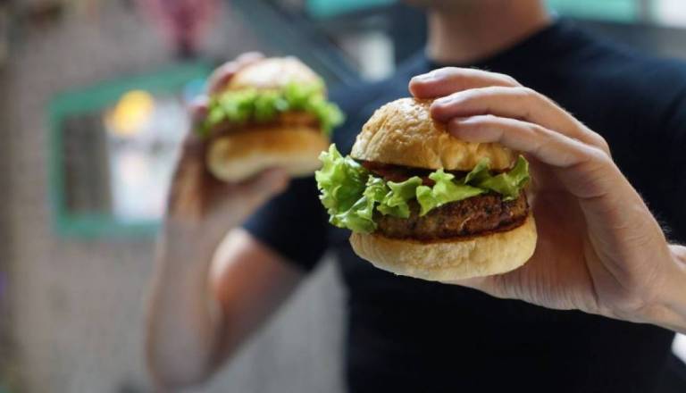 Murskosoboški gostinec nagrajuje odličnjake! Čaka jih brezplačen hamburger ali kebab