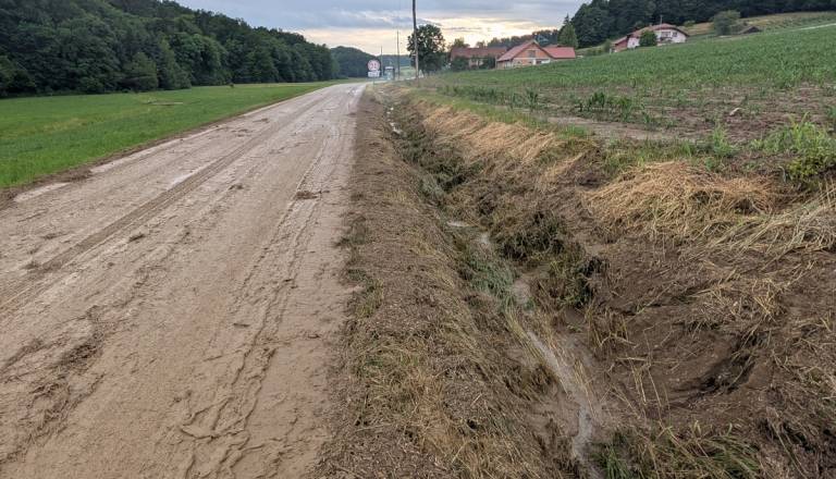 Zemljina z njiv po neurjih vse pogosteje na občinskih cestah