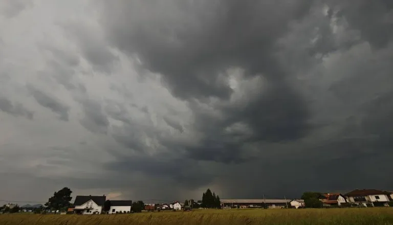 Pozor, Gorenjska! Izdano najvišje opozorilo zaradi toče