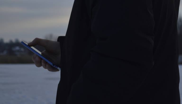 Mladoletnik v novomeški trgovini stranki ukradel telefon