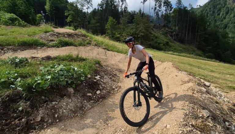 Na Jezerskem znova odprli Bike Park: sezona prinaša proge za začetnike, skoke in vožnjo z žičnico